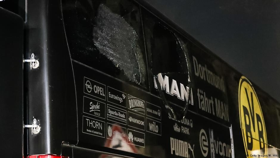 叶辰反问她：那些被你们这帮老千害到倾家荡产、负债累累的人，他们是怎么还债的，你想过没有？早知今日，何必当初？说罢，叶辰问何华强：你跟我老实交代，你这个二姑，家里的直系亲属都有谁？何华强急忙说：她有一个老公、一个儿子，还有一个女儿，儿子前年结的婚，儿媳妇家里是在金陵开黑赌场的，她女儿上个月刚结婚，找了个女婿是做小额贷的。